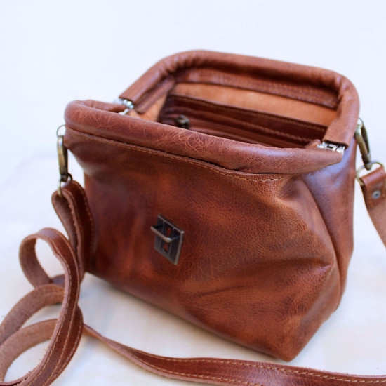 Hand-stitched women's leather handbag Kumeli in chocolate colour with buckle