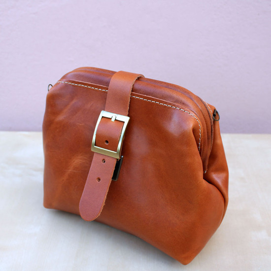 Women's leather handbag in brown