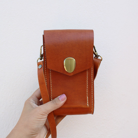 Women's leather crossbody mobile phone bag in natural brown 